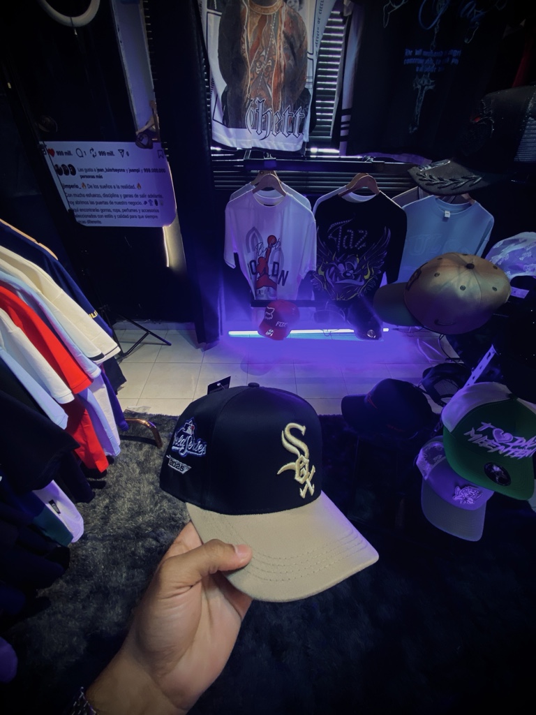 Gorra negra y beige