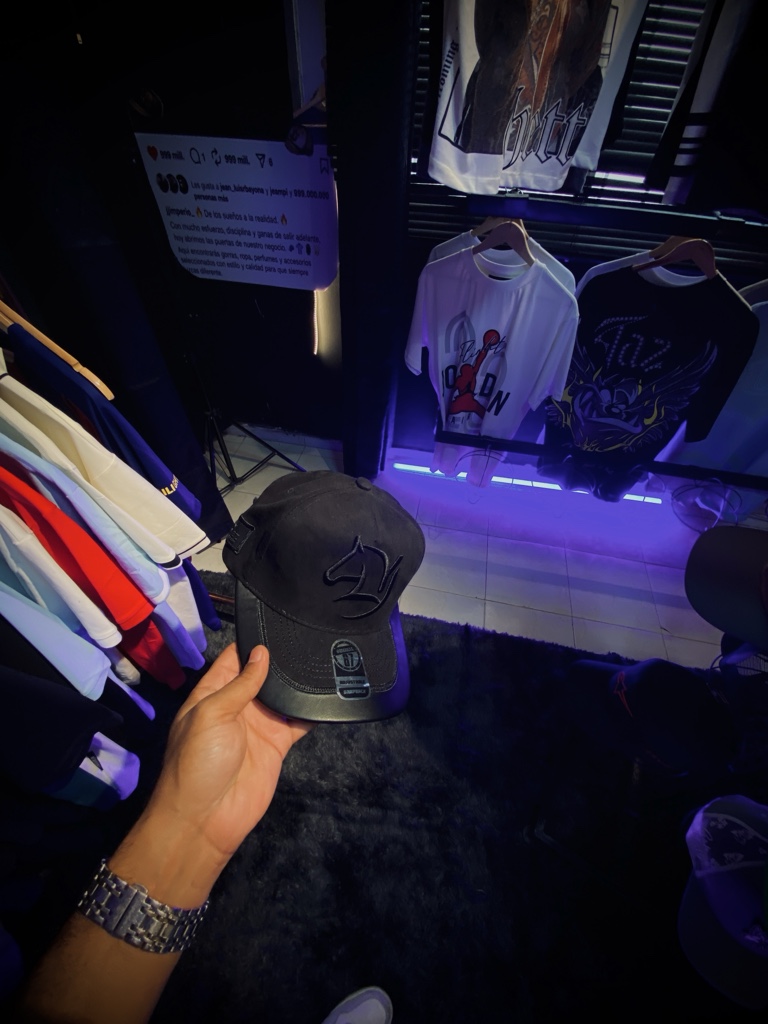Gorra negra en gamusa Yeison Jiménez