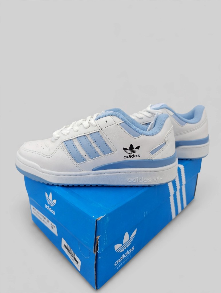 Adidas blancas celestes urbanas. Talle 37/38