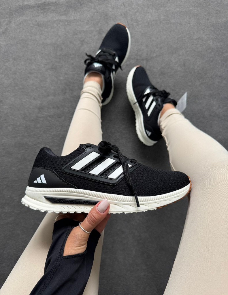 Adidas negras deportivas. Talle 35