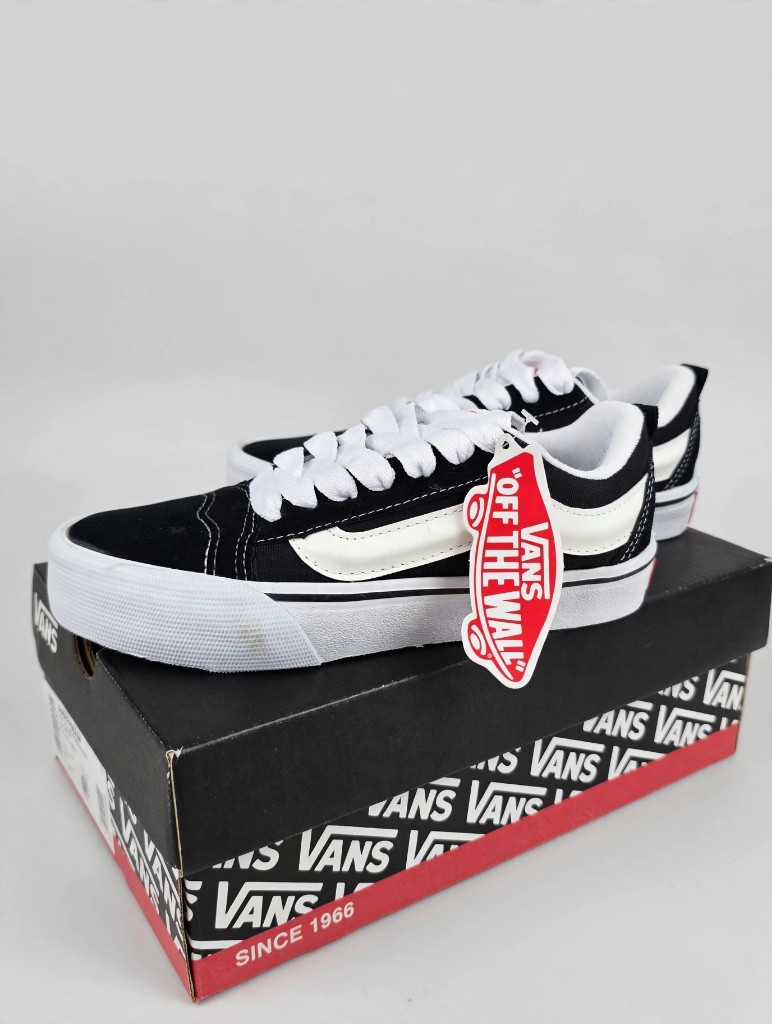 Vans negras y blancas urbanas. Talle 36/37