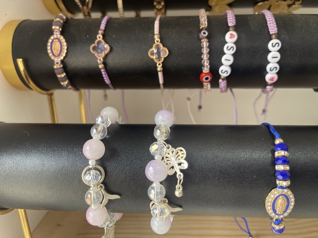 Pulsera rosada con dije