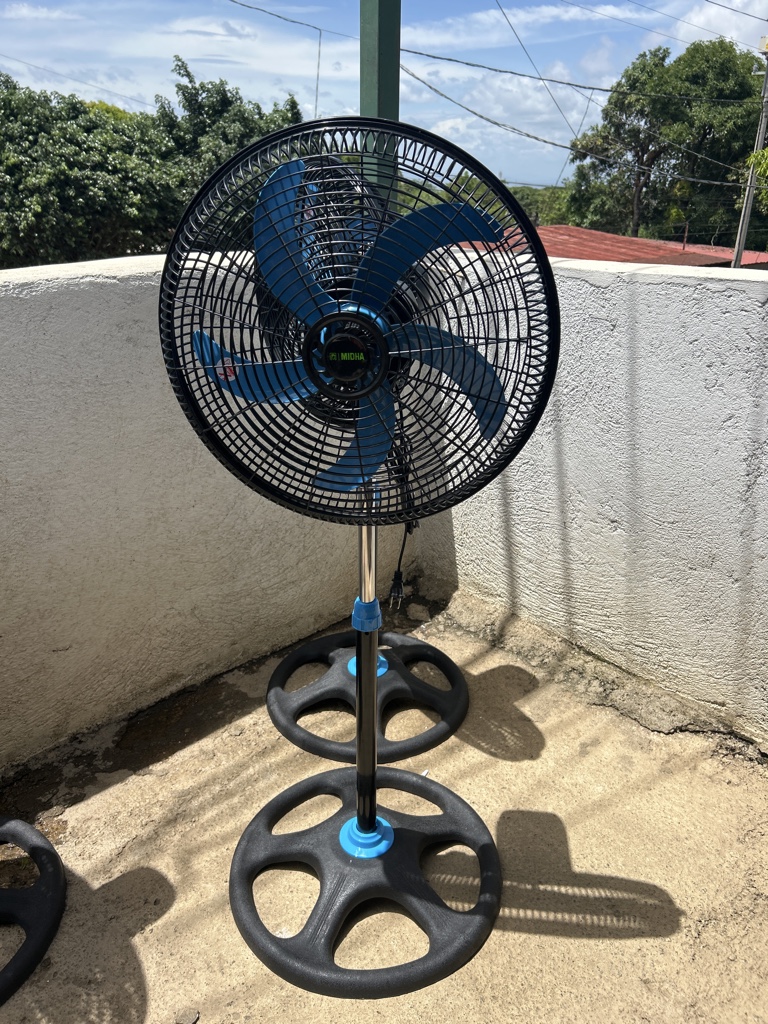 Grandes ventilador pedestal negro y azul