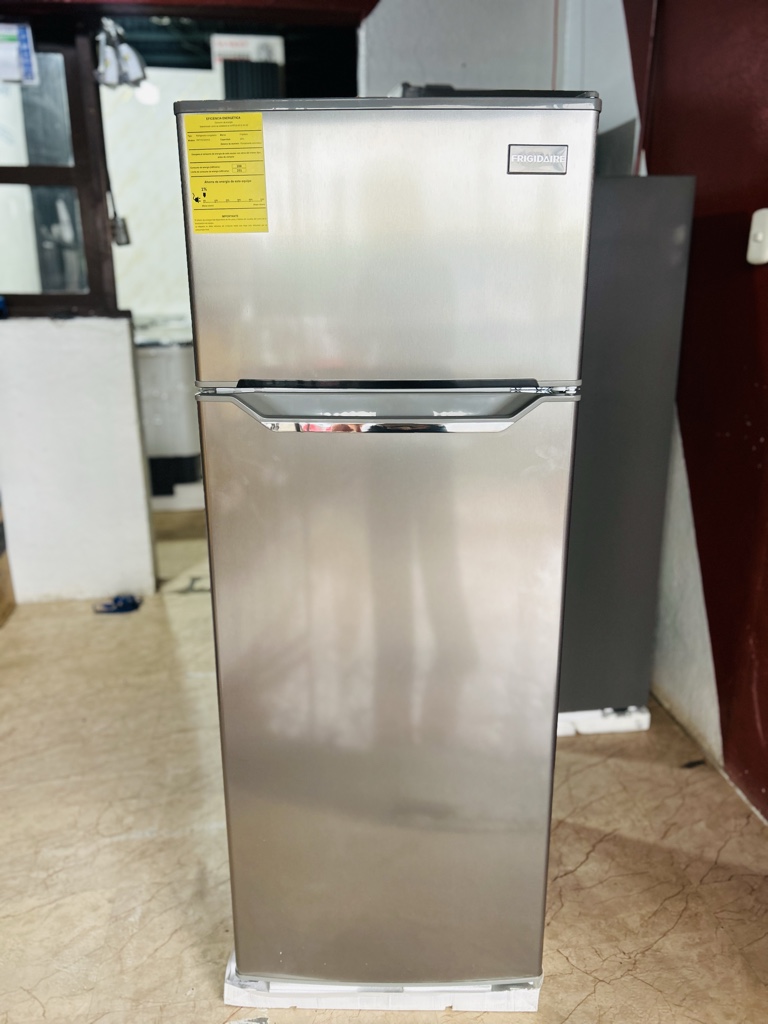Frigidaire refrigeradora plateada 8Pie