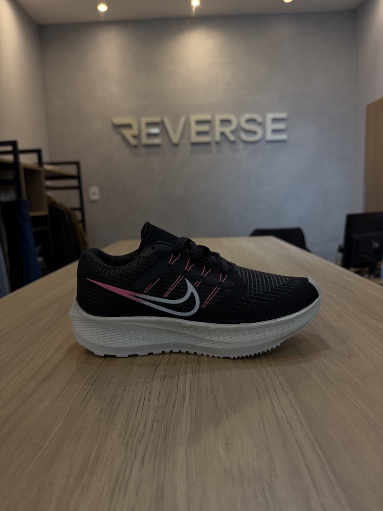 Tênis Nike preto e rosa