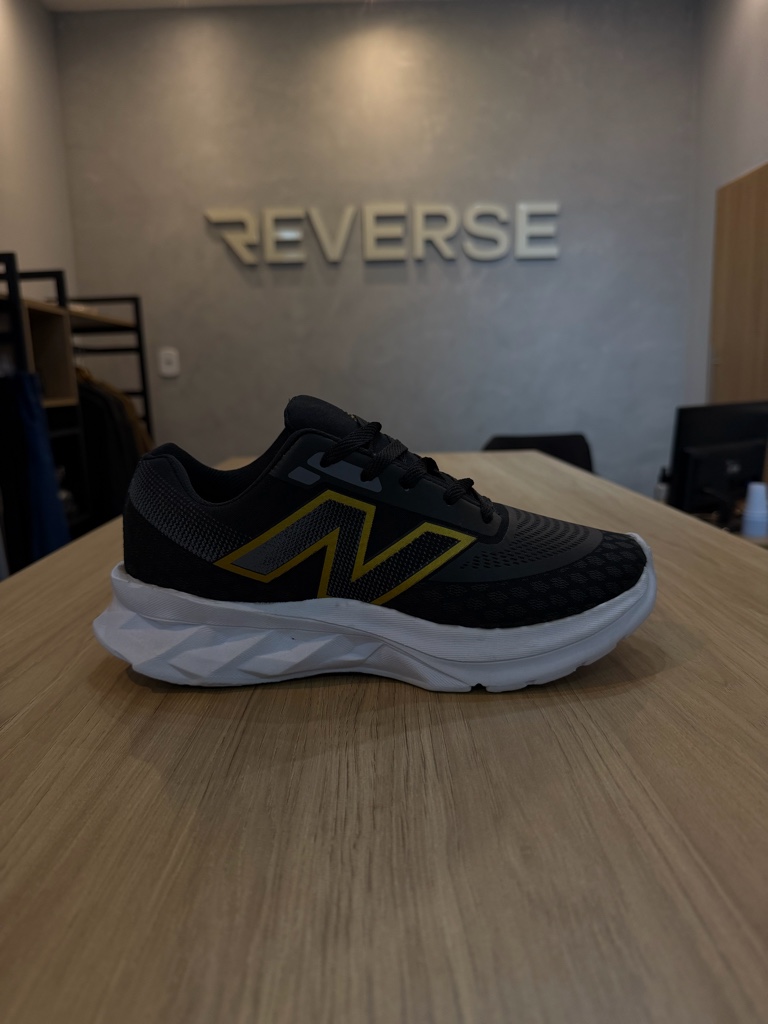 New Balance preto e amarelo