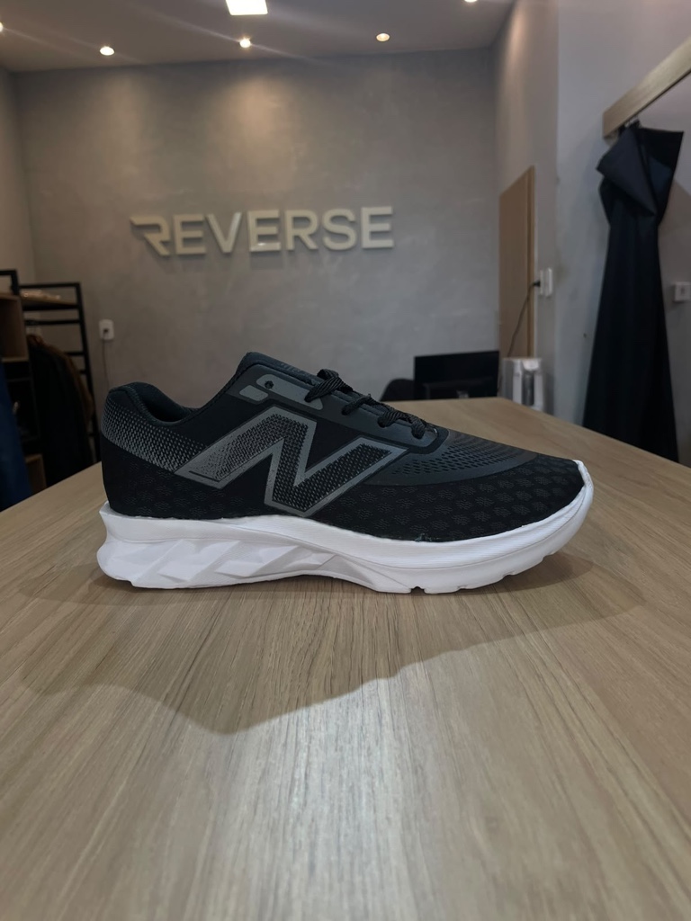 New balance preto preto
