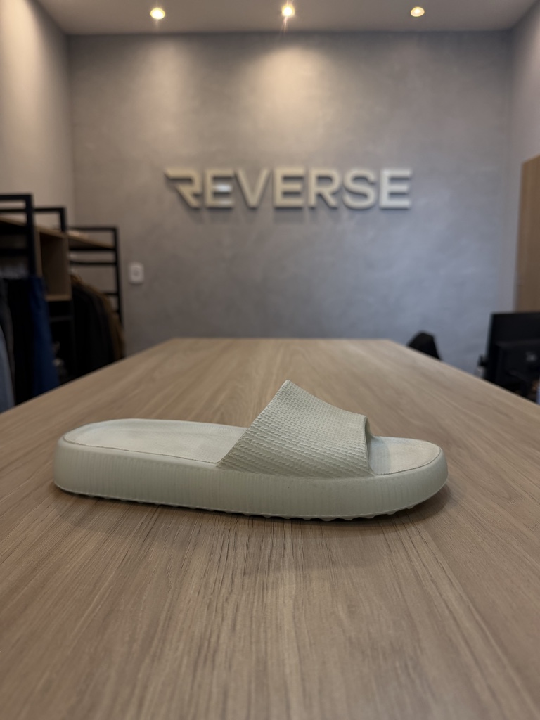 chinelo nuvem bege