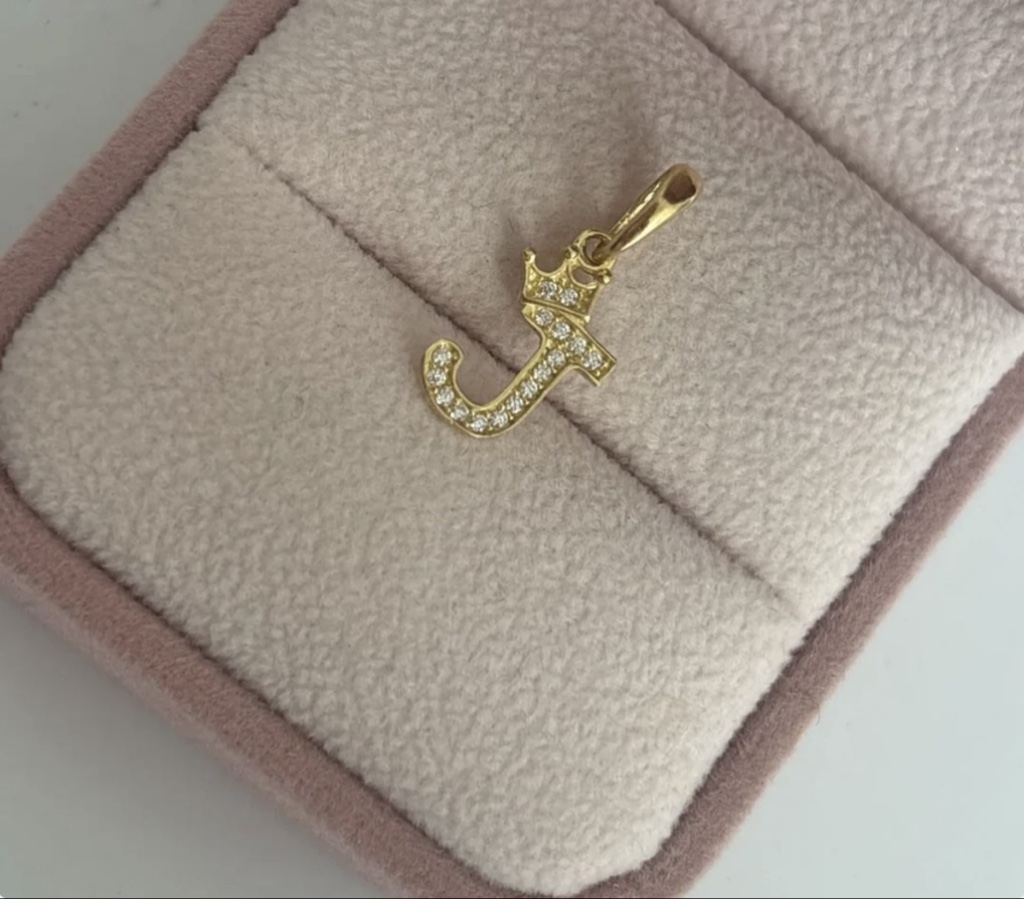 DIJE LETRA J CON CORONA Y PIEDRAS BLANCAS 1,9CM ORO AMARILLO COL 18K - 0,75GR