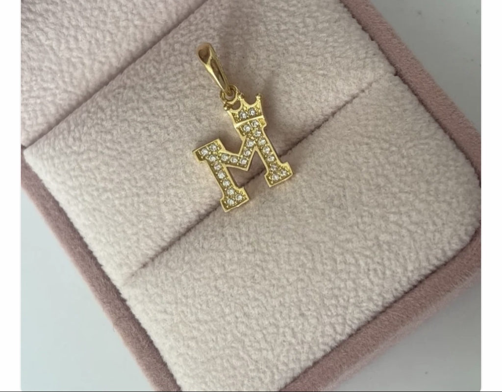 DIJE LETRA M CON CORONA Y PIEDRAS BLANCAS 2CM ORO AMARILLO COL 18K - 1,12GR
