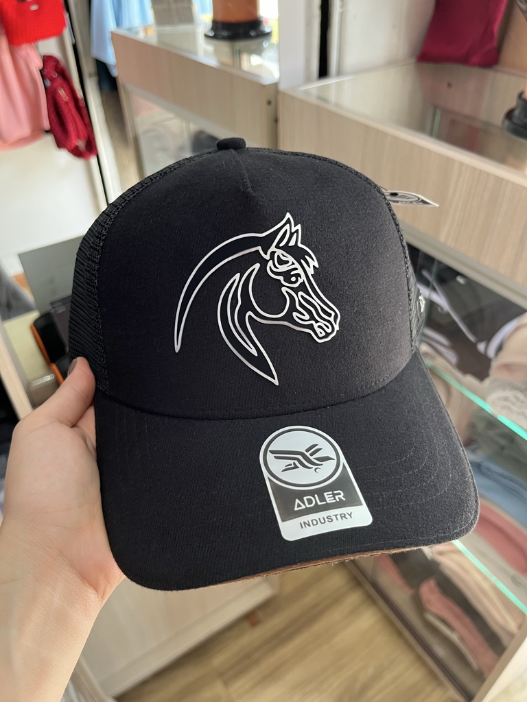 Gorra negra y blanca malla adler caballo