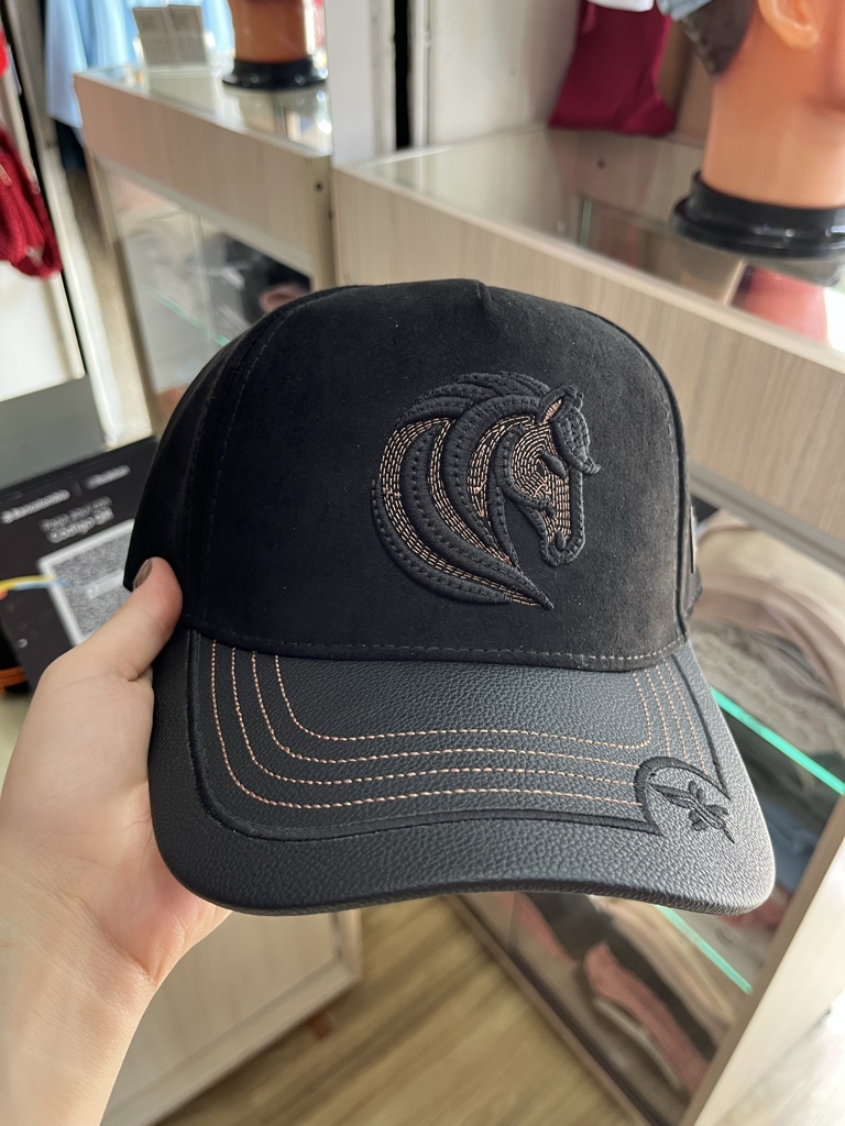 Gorra negra bordada caballo