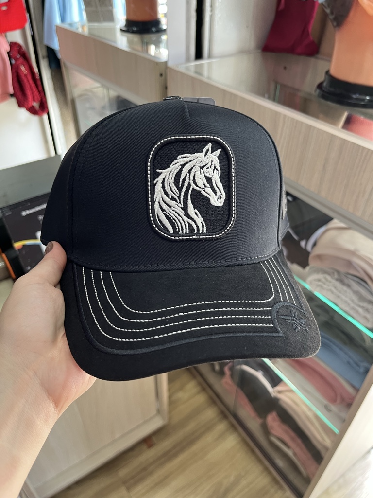 Gorra negra y blanco bordada caballo
