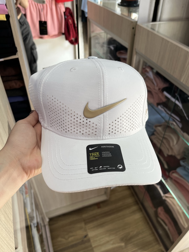Gorra blanca nike chulo dorado