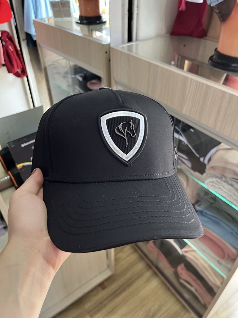 Gorra negra escudo caballo