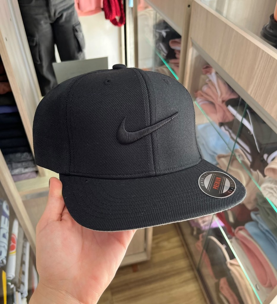 Gorra negra nike plana