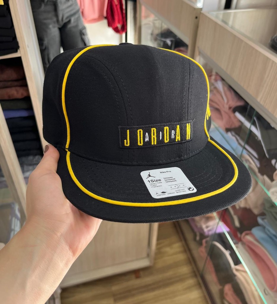 Gorra Jordan negra y amarilla
