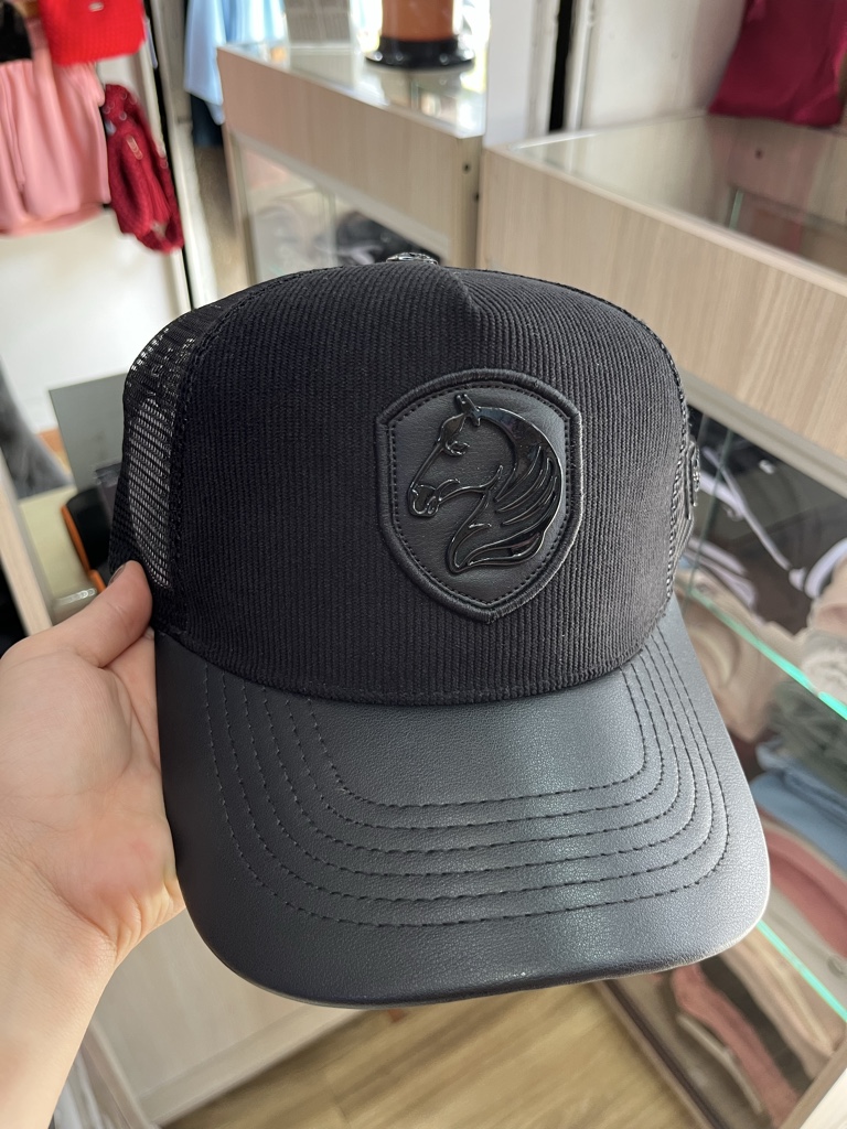 Gorra negra malla caballo