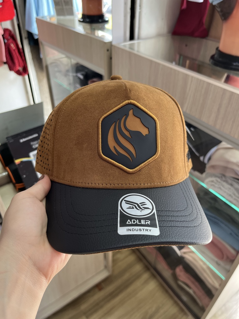 Gorra cafe negra adler caballo