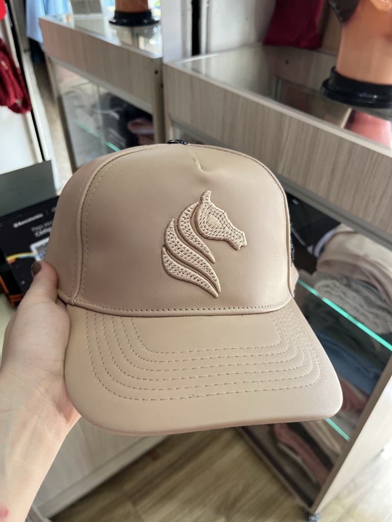 Gorra salmón bordada caballo