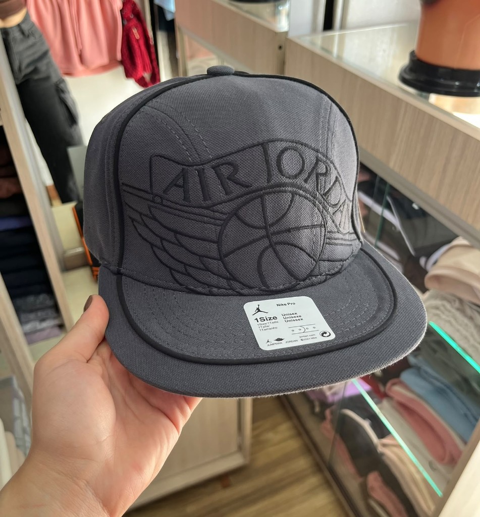 Gorra gris jordan air plana