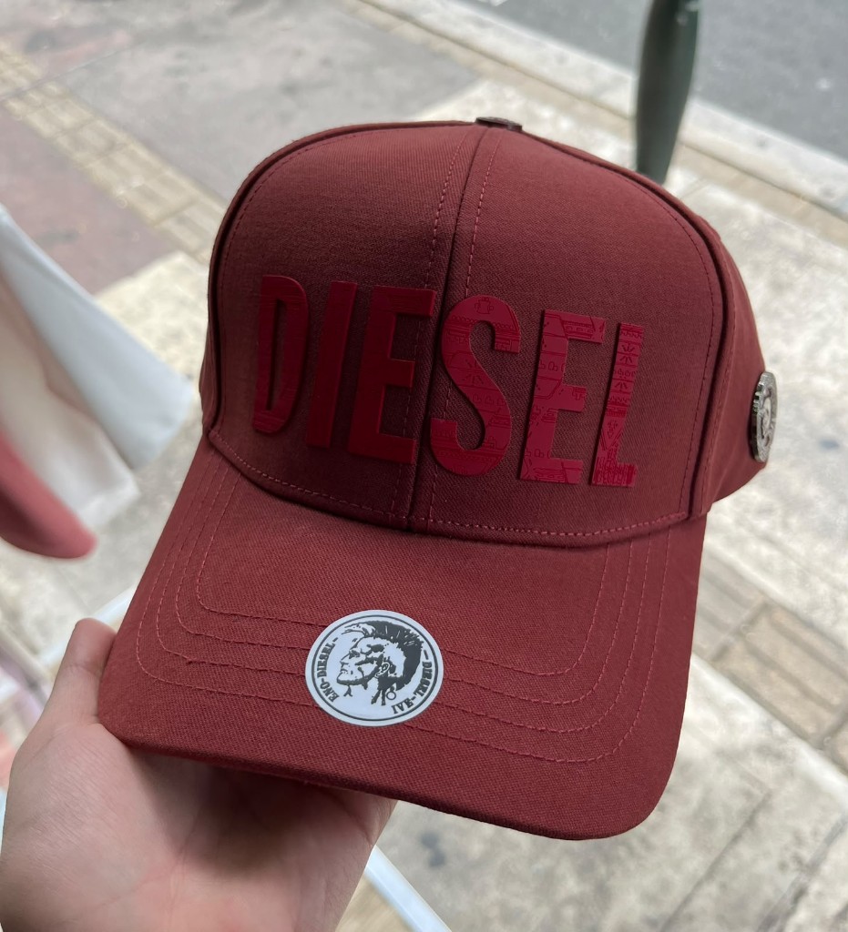 Gorra diesel vino tinto