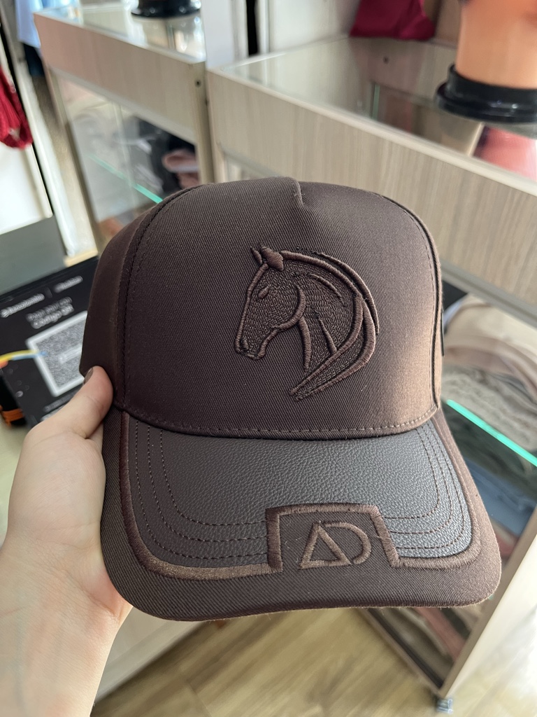 Gorra café bordada caballo