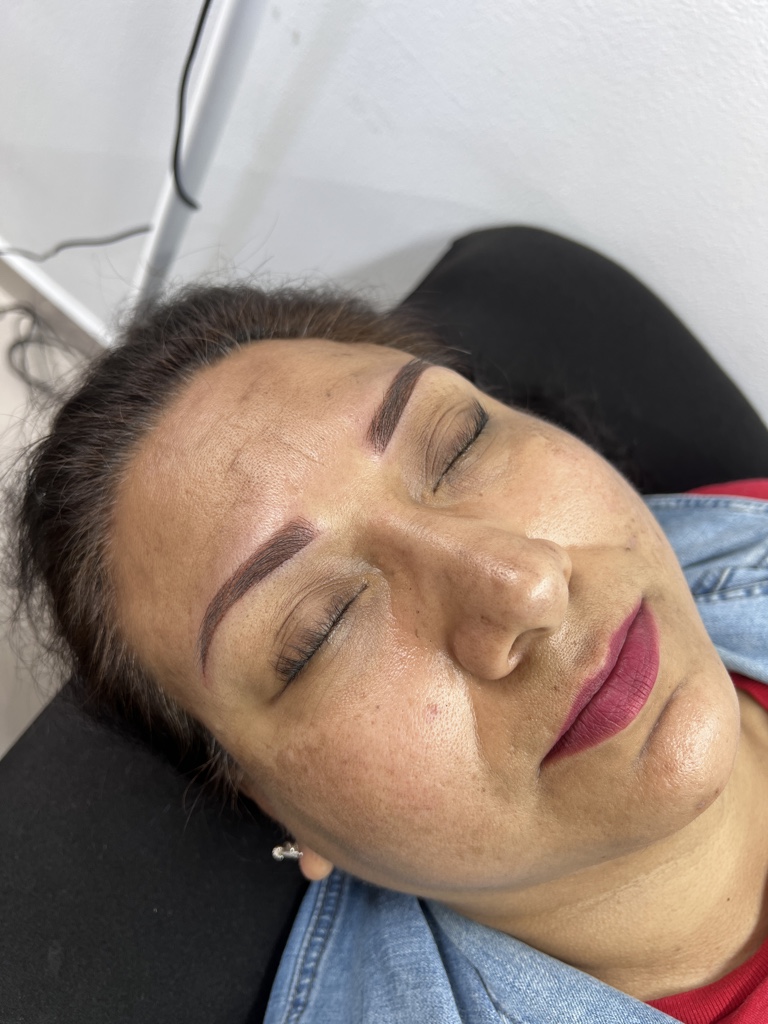 Cejas compactas