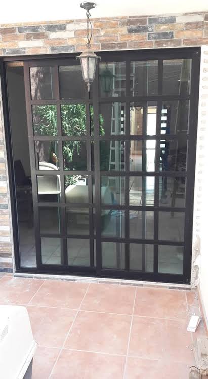 VENTANA CUADRICULADA NEGRA/TINTEX VERDE