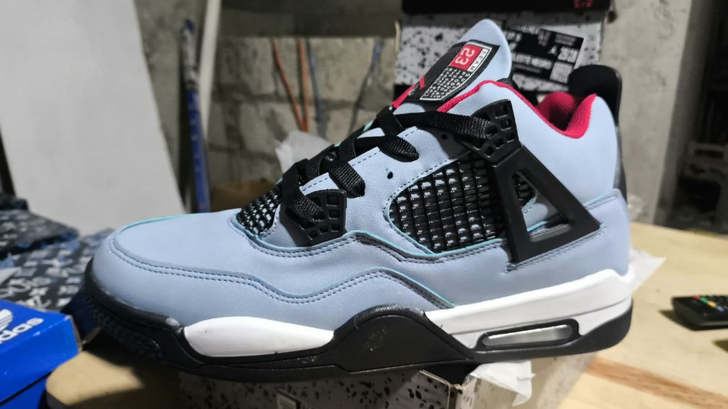 JORDAN R4 AZUL CELESTE NEGRO CALIDAD 1.1