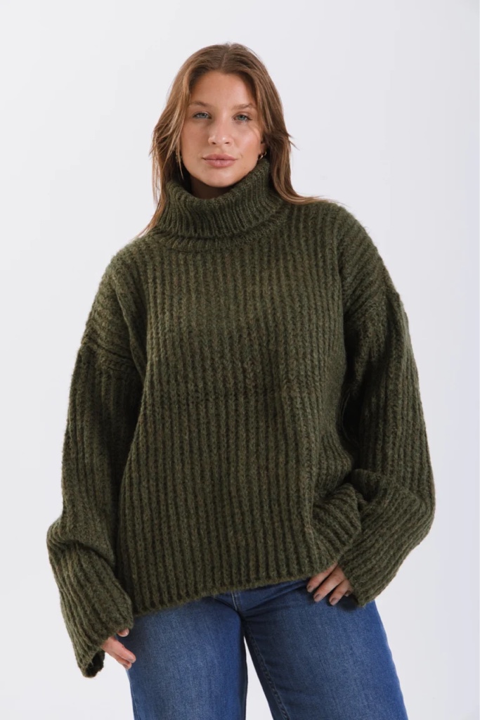 Sweater verde oliva cuello alto