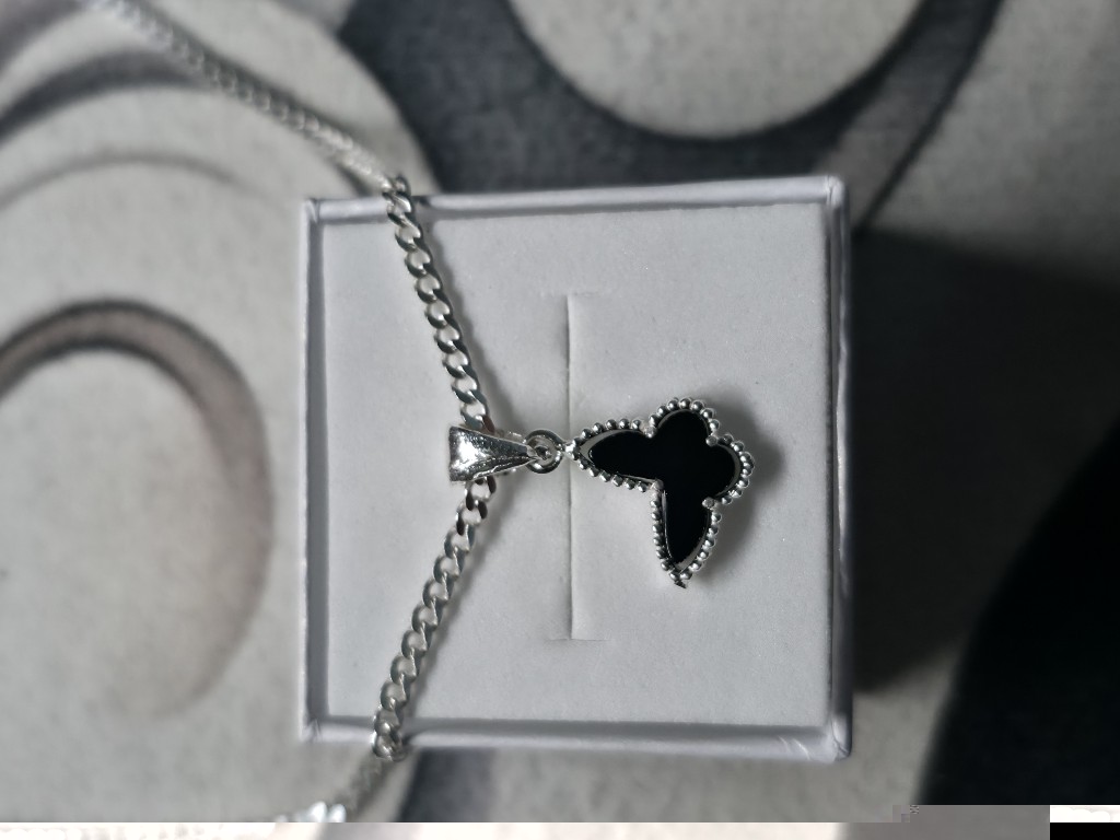 Dije mariposa negra