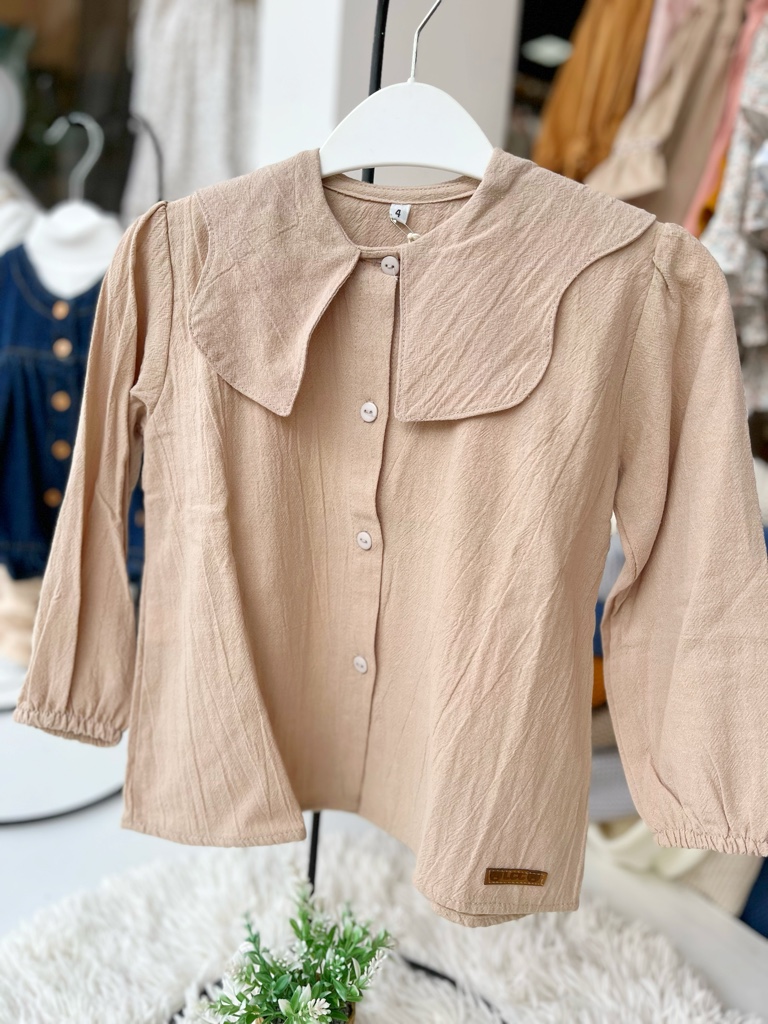 Camisa beige con cuello