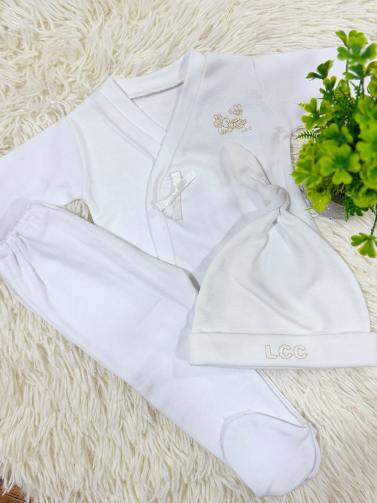 Bata, pelele y gorra de algodón bordado