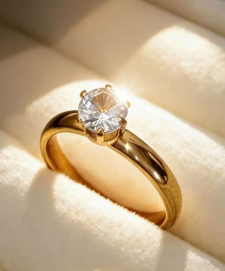 Anillo dorado con piedra