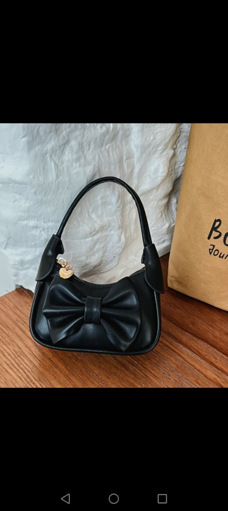 Bolso negro con moño