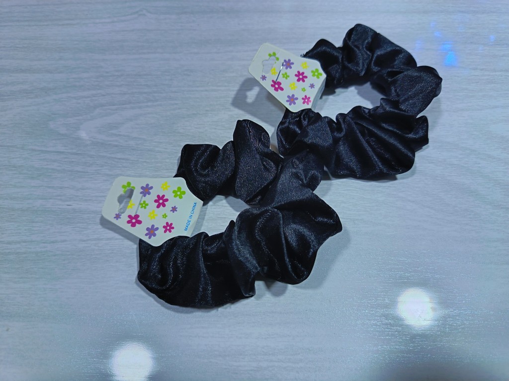 Scrunchie negro satinado