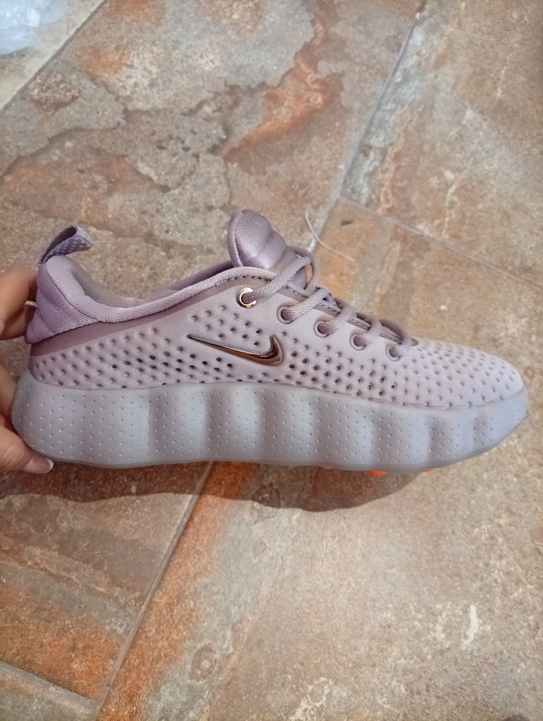 Tenis Nike Mind morado