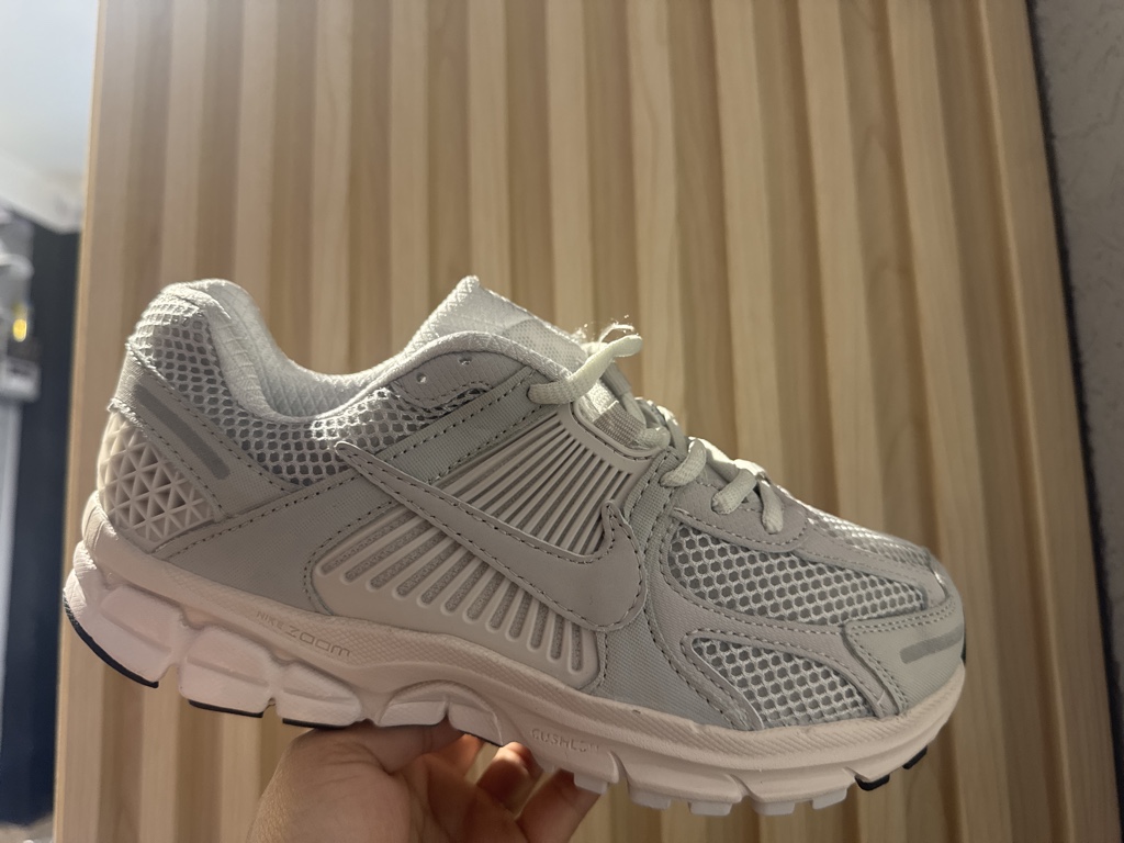 Tenis Nike Vomero Blanco Gris