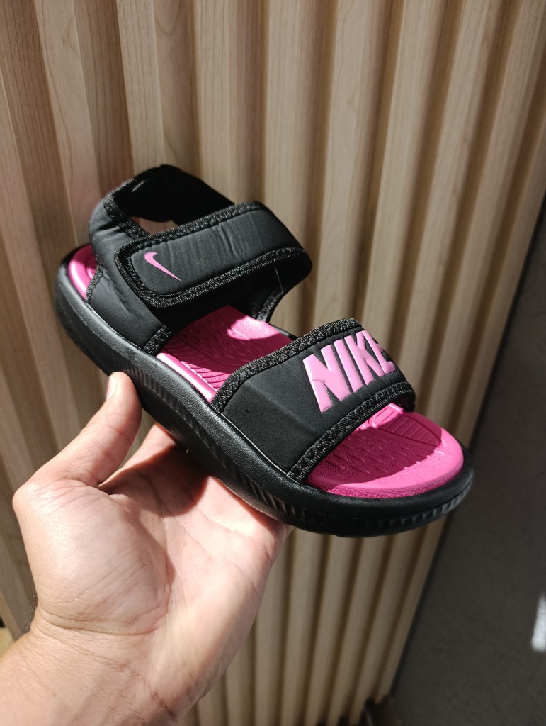 chanclas NIKE NEGRO fucsia