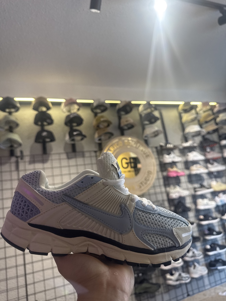 Tenis Nike Zoom Vomero azul blanco raya negra