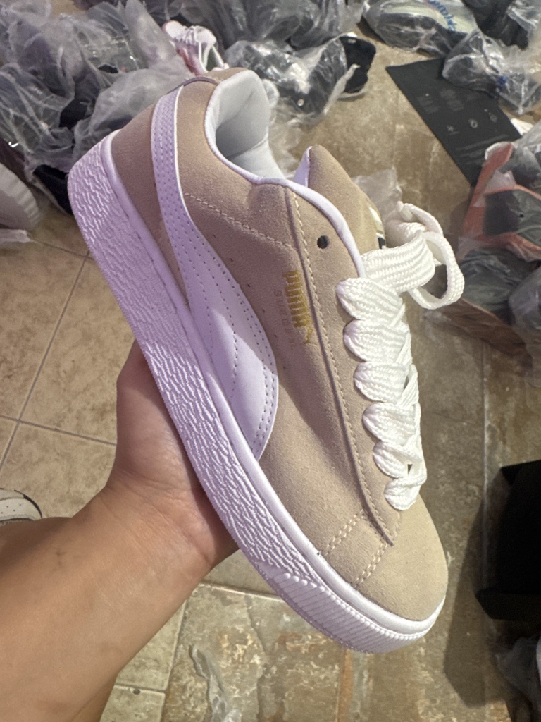 Tenis Pumas blanco beige
