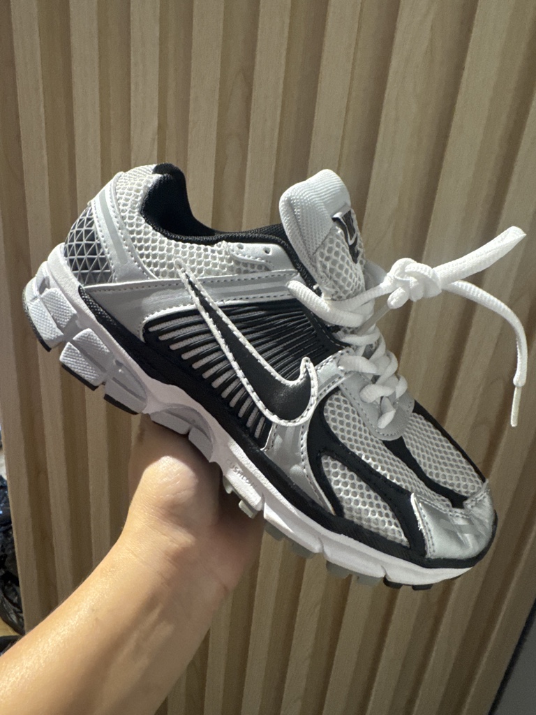 Tenis Nike Vomero negro gris