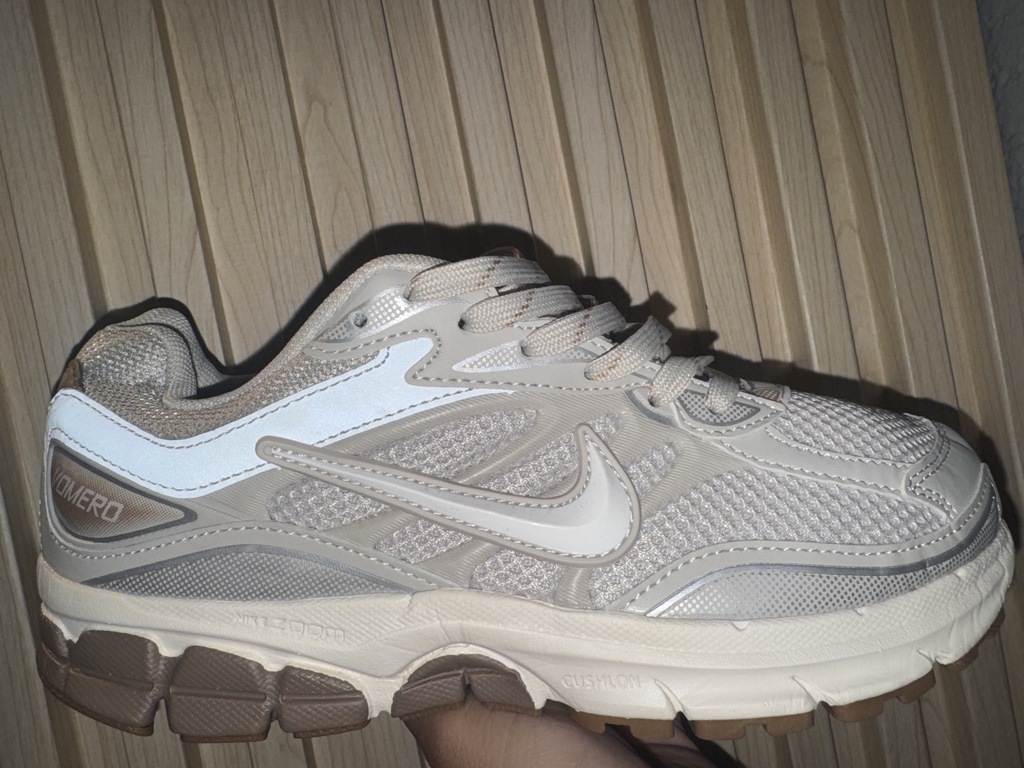 Tenis Nike Zoom Vomero Beige