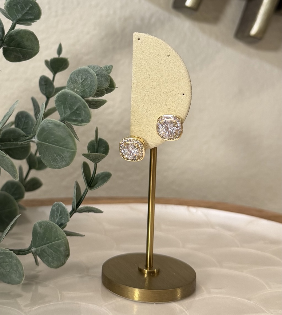Studs Cushion Shine