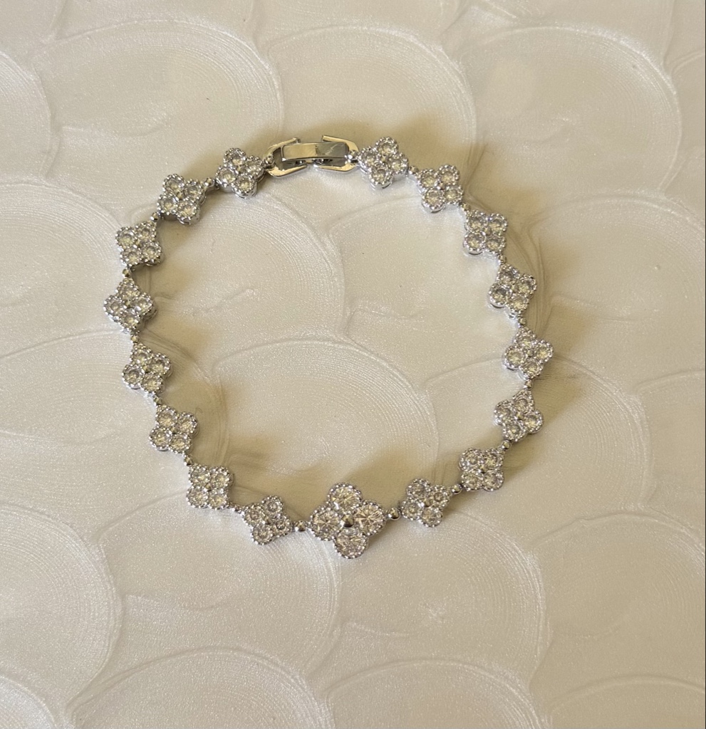 Pulsera en tono dorado o plateado, compuesta por delicados tréboles decorados con zirconias transparentes