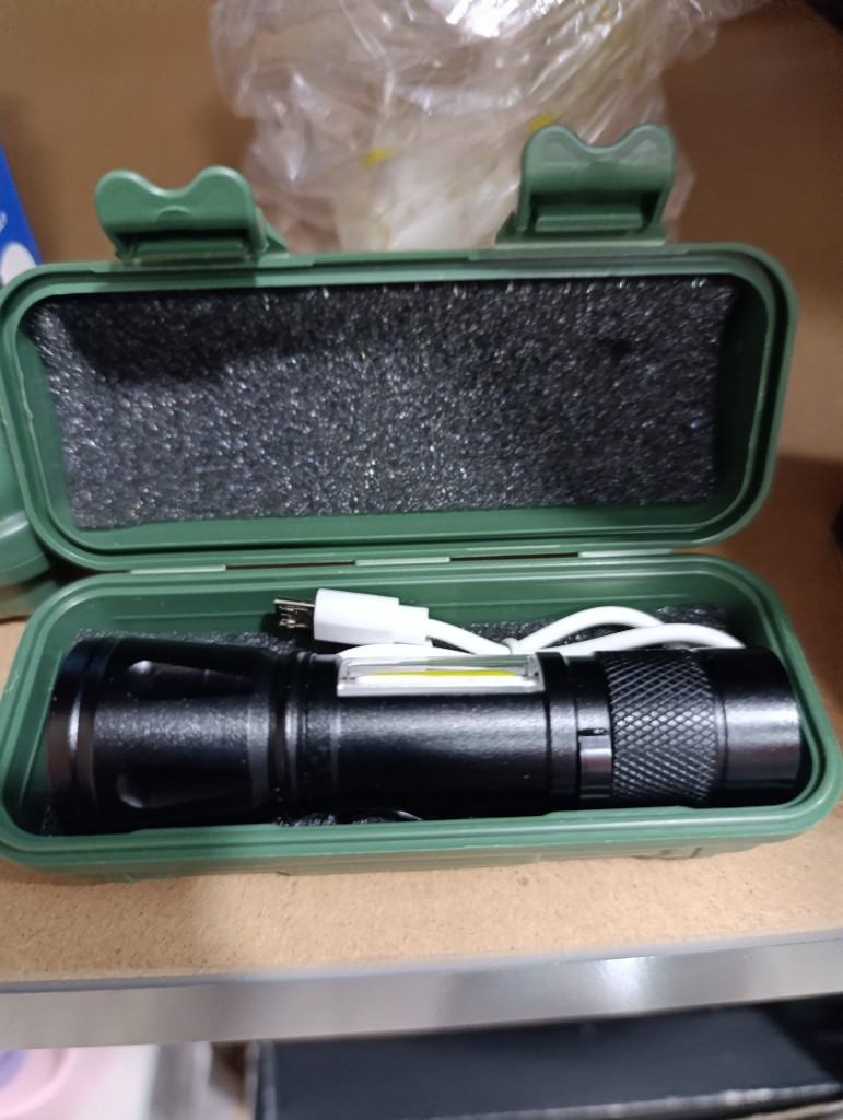 Linterna LED recargable negra pequeña