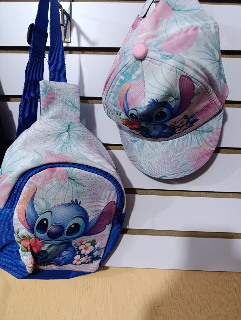 Combo mochila y gorra varios