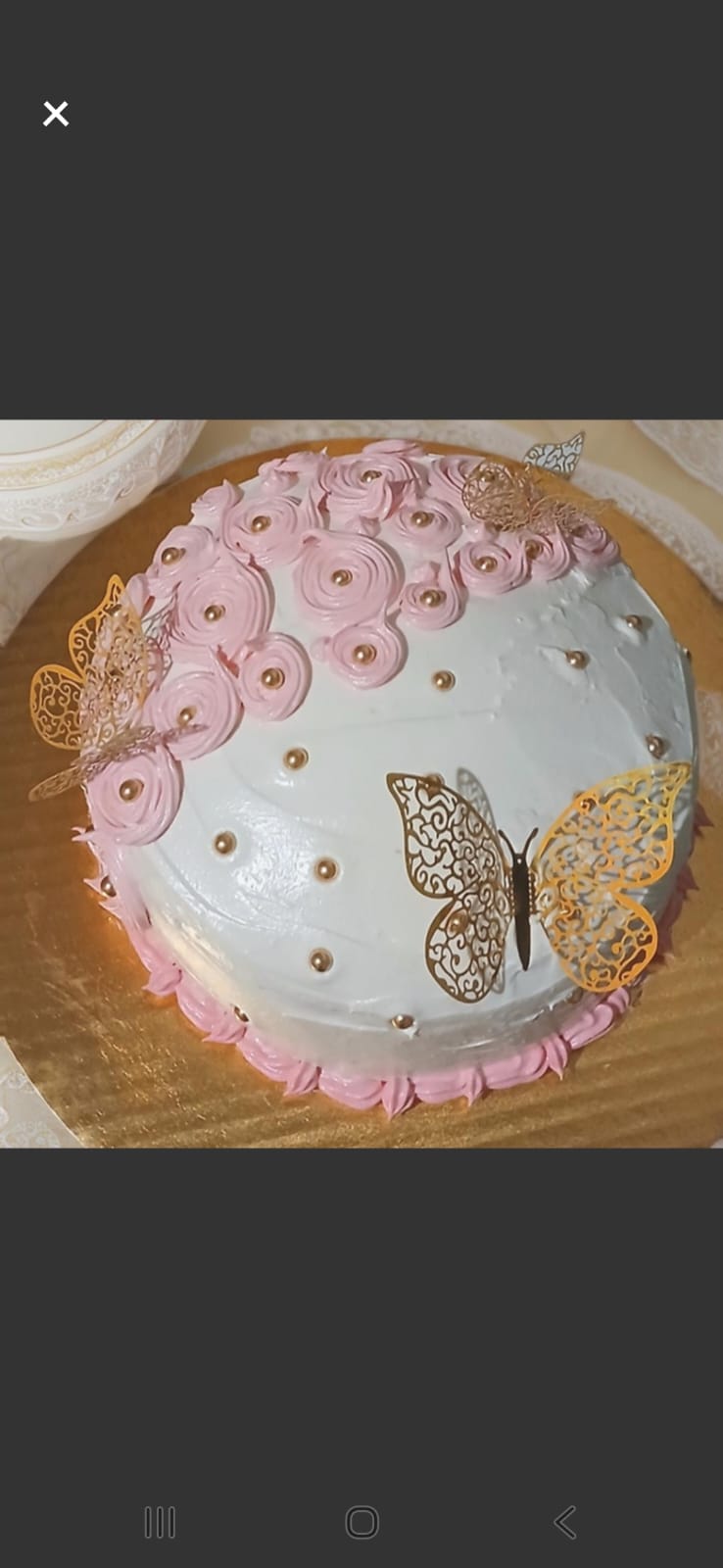 Pastel decorado con mariposas y perlas