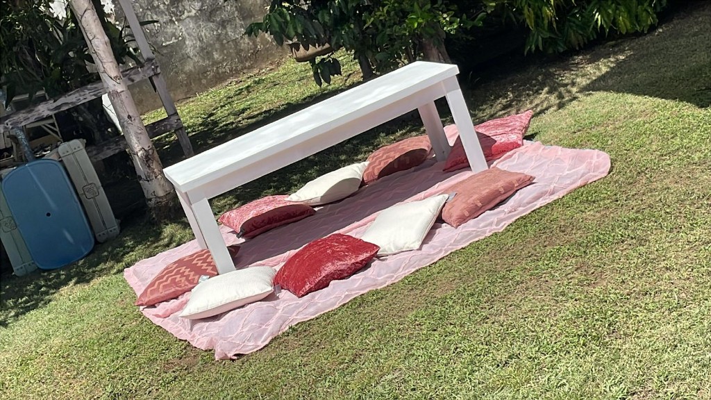 Mesa blanca rectangular